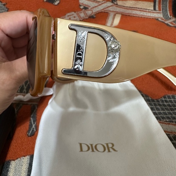 :) - DIOR❤️🌟SUNGLASSES WITH POUCH⭐️UNBOXING ITEM - Picture 2 of 3